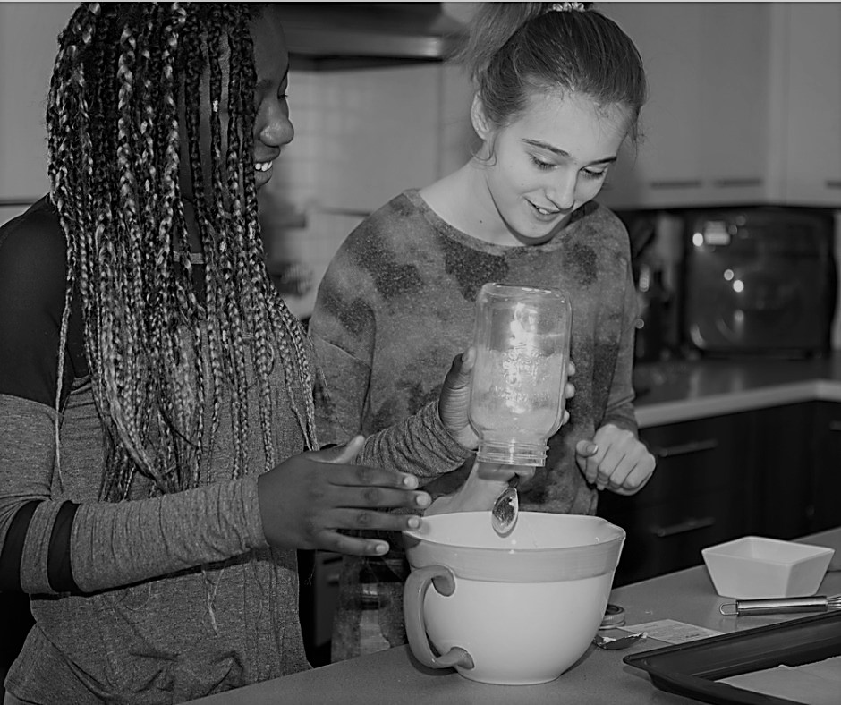 teenager-cooking-with-enjoyment-picture-id912327214